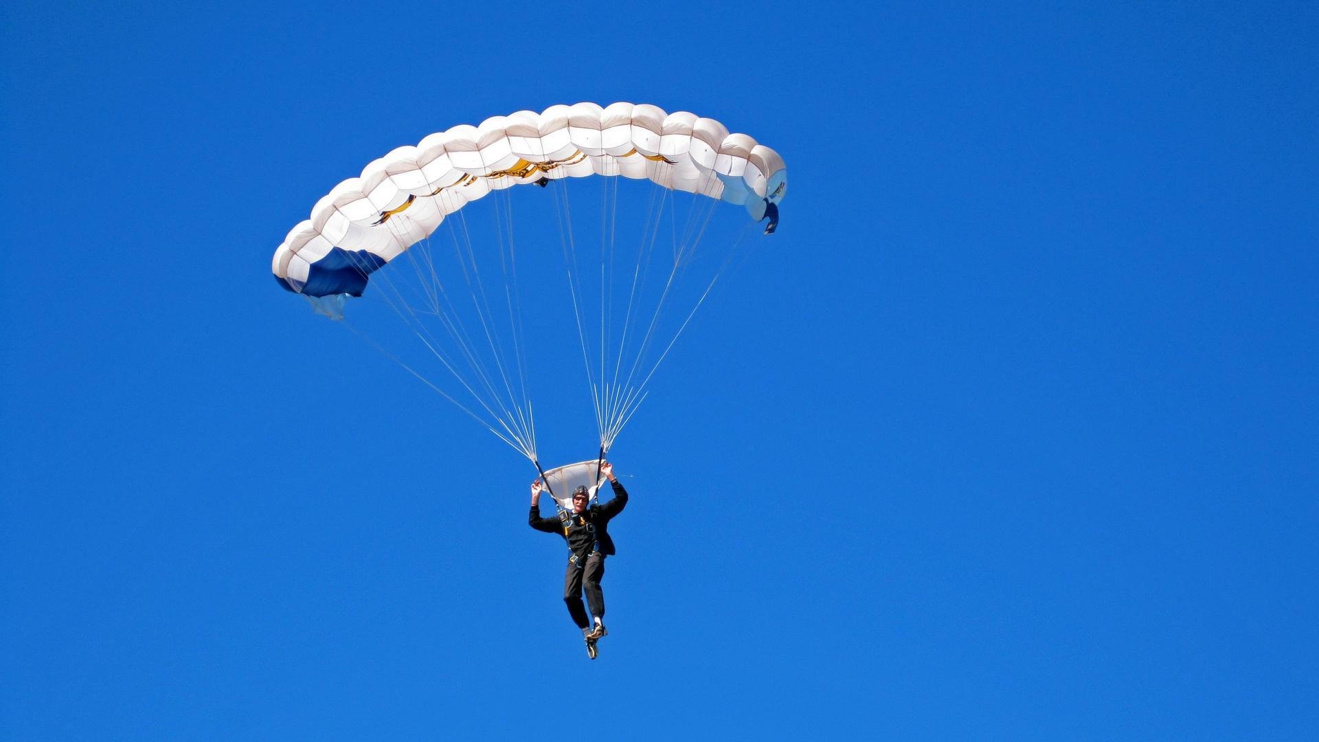 _运动场地创新：环保材料打造新体验_，运动场设计案例